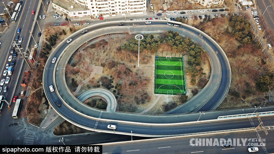 沈陽(yáng)一足球場(chǎng)藏身立交橋中心 踢球先要走迷宮