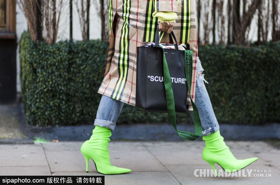 色彩碰撞！倫敦時裝周場外潮人冬日里穿出春天活潑感