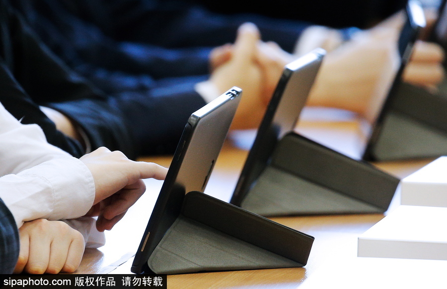 再也不用背沉重的書包了 俄羅斯學(xué)生使用電子課本上課