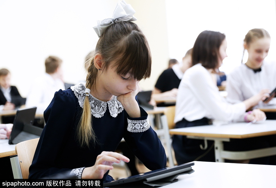 再也不用背沉重的書(shū)包了 俄羅斯學(xué)生使用電子課本上課