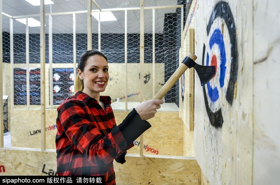 玩過飛鏢的你扔過斧頭嗎？ 法國里昂扔斧子成為新消遣