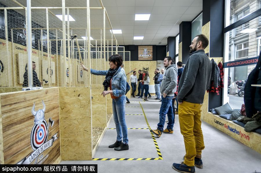玩過飛鏢的你扔過斧頭嗎？ 法國里昂扔斧子成為新消遣