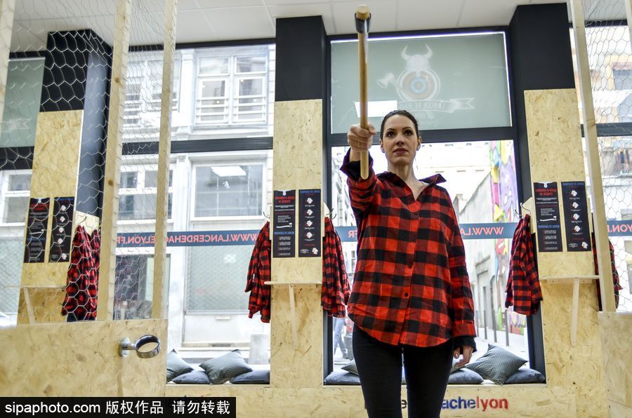 玩過飛鏢的你扔過斧頭嗎？ 法國里昂扔斧子成為新消遣