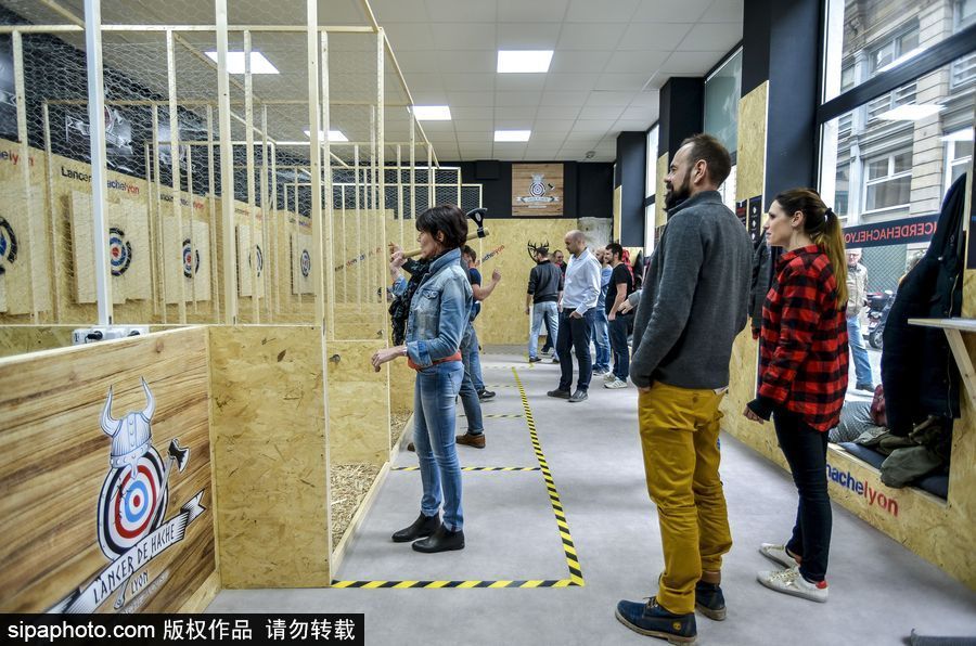 玩過飛鏢的你扔過斧頭嗎？ 法國里昂扔斧子成為新消遣