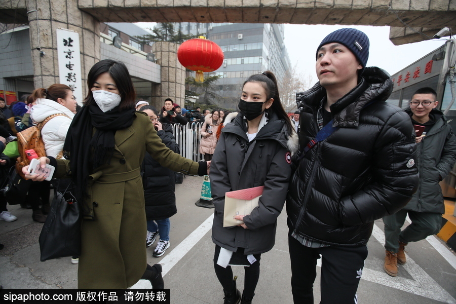 宋祖兒現(xiàn)身北京電影學(xué)院藝考 素顏馬尾辮清爽靚麗