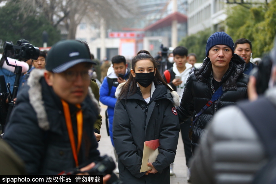 宋祖兒現(xiàn)身北京電影學院藝考 素顏馬尾辮清爽靚麗