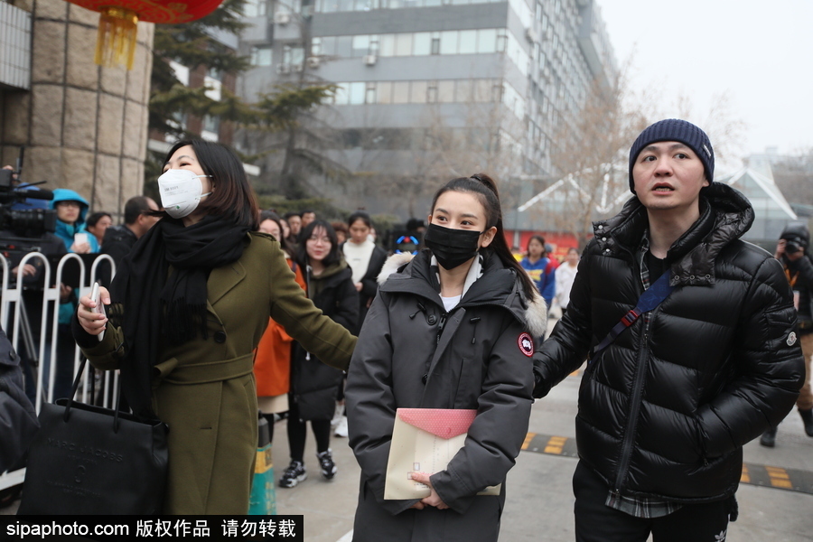 宋祖兒現(xiàn)身北京電影學(xué)院藝考 素顏馬尾辮清爽靚麗