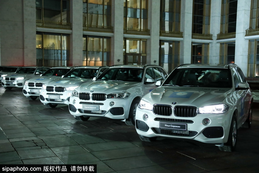 俄總理表彰冬奧會(huì)獲獎(jiǎng)運(yùn)動(dòng)員 親自贈(zèng)送寶馬轎車(chē)