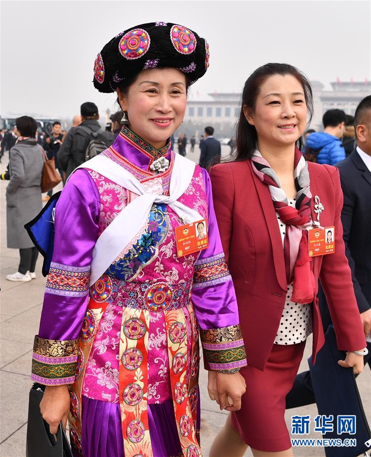 全國政協(xié)委員走向會(huì)場
