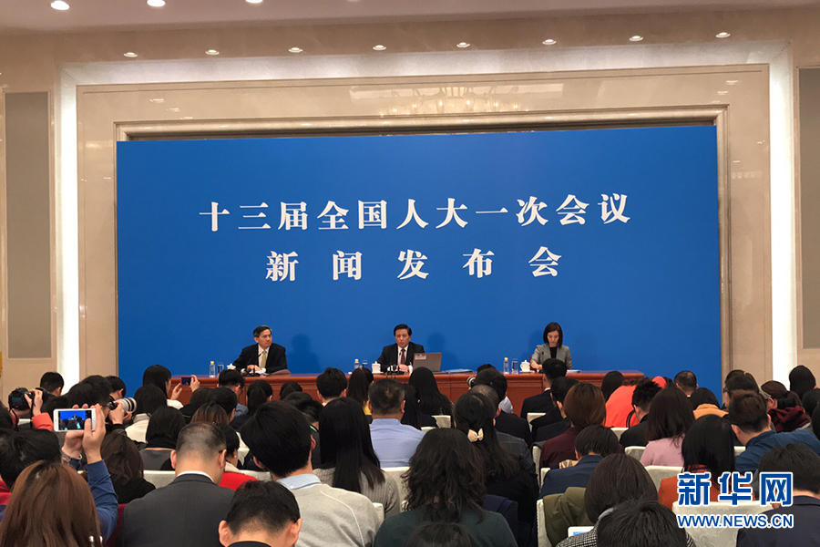 大會(huì)發(fā)言人回答中外記者提問(wèn)