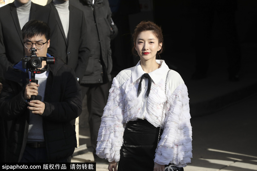 2018秋冬巴黎時(shí)裝周：江疏影穿黑色迷你小短裙亮相美腿吸睛