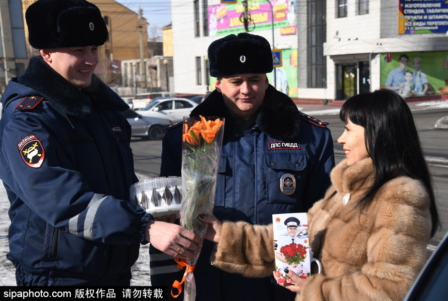 國際婦女節(jié)前夕 俄羅斯赤塔交通警察向女司機(jī)獻(xiàn)花