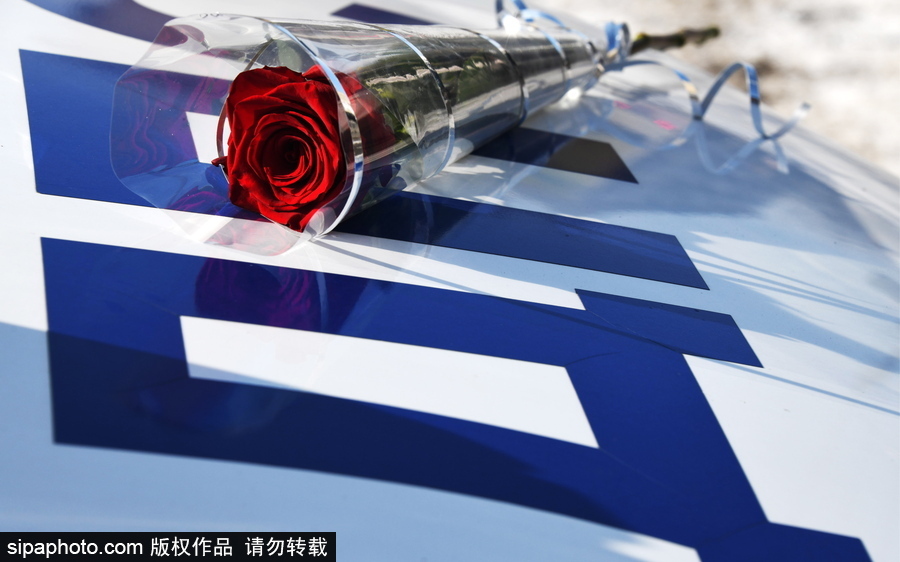 國際婦女節(jié)前夕 俄羅斯赤塔交通警察向女司機獻花