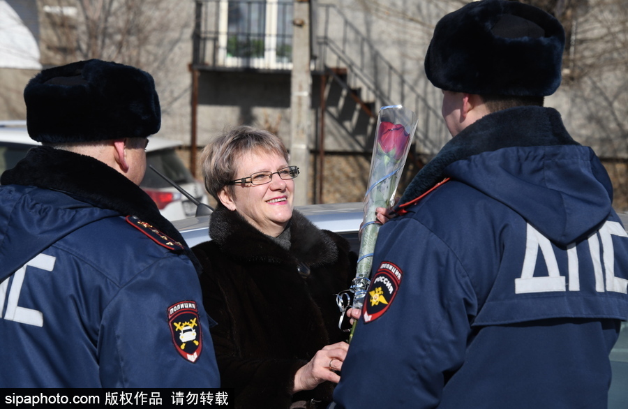 國際婦女節(jié)前夕 俄羅斯赤塔交通警察向女司機獻花