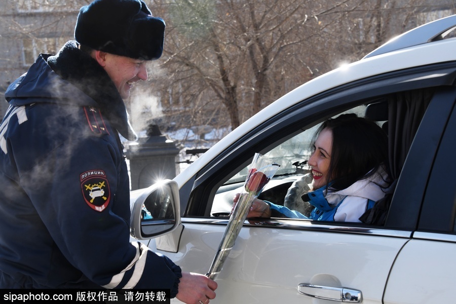 國(guó)際婦女節(jié)前夕 俄羅斯赤塔交通警察向女司機(jī)獻(xiàn)花
