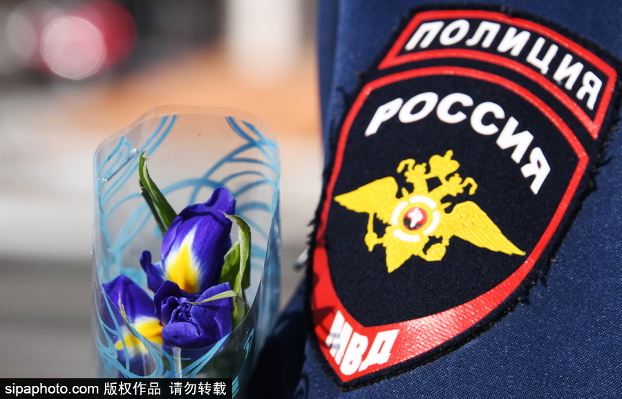 國際婦女節(jié)前夕 俄羅斯赤塔交通警察向女司機獻(xiàn)花