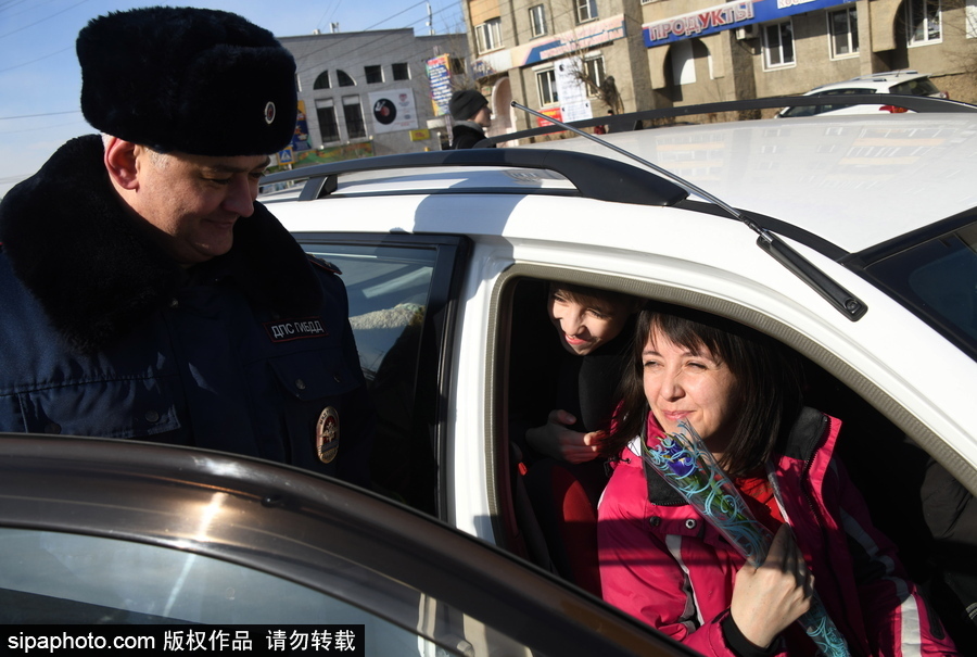 國(guó)際婦女節(jié)前夕 俄羅斯赤塔交通警察向女司機(jī)獻(xiàn)花