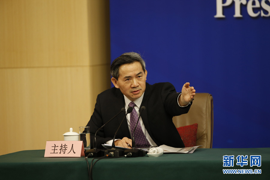 記者會(huì)主持人何紹仁