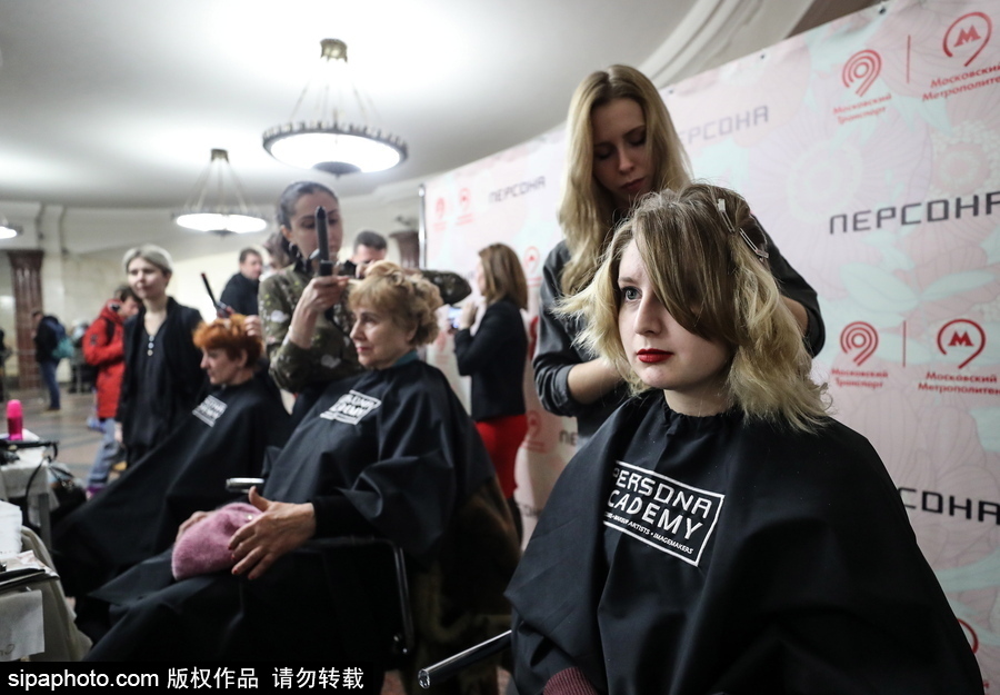婦女節(jié)福利驚現(xiàn)地鐵站！ 戰(zhàn)斗民族車站為女性美發(fā)造型