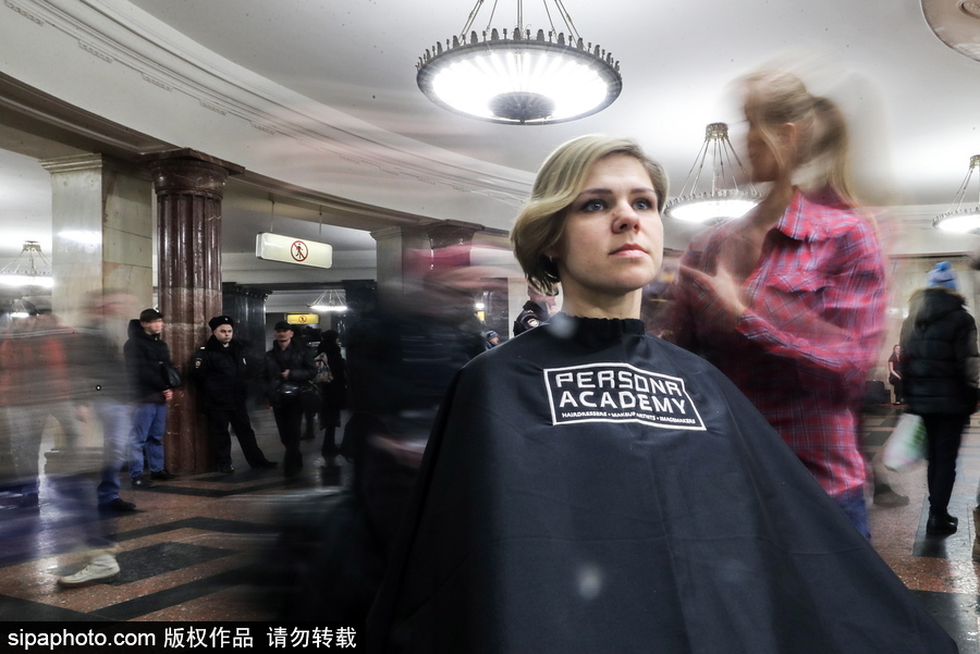 婦女節(jié)福利驚現(xiàn)地鐵站！ 戰(zhàn)斗民族車站為女性美發(fā)造型
