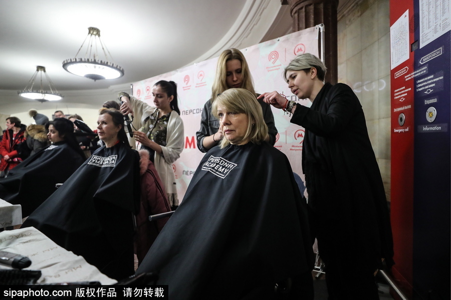 婦女節(jié)福利驚現(xiàn)地鐵站！ 戰(zhàn)斗民族車站為女性美發(fā)造型