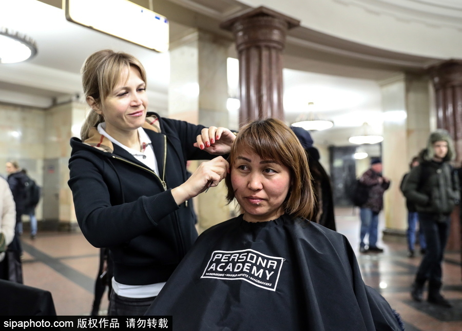 婦女節(jié)福利驚現(xiàn)地鐵站！ 戰(zhàn)斗民族車站為女性美發(fā)造型