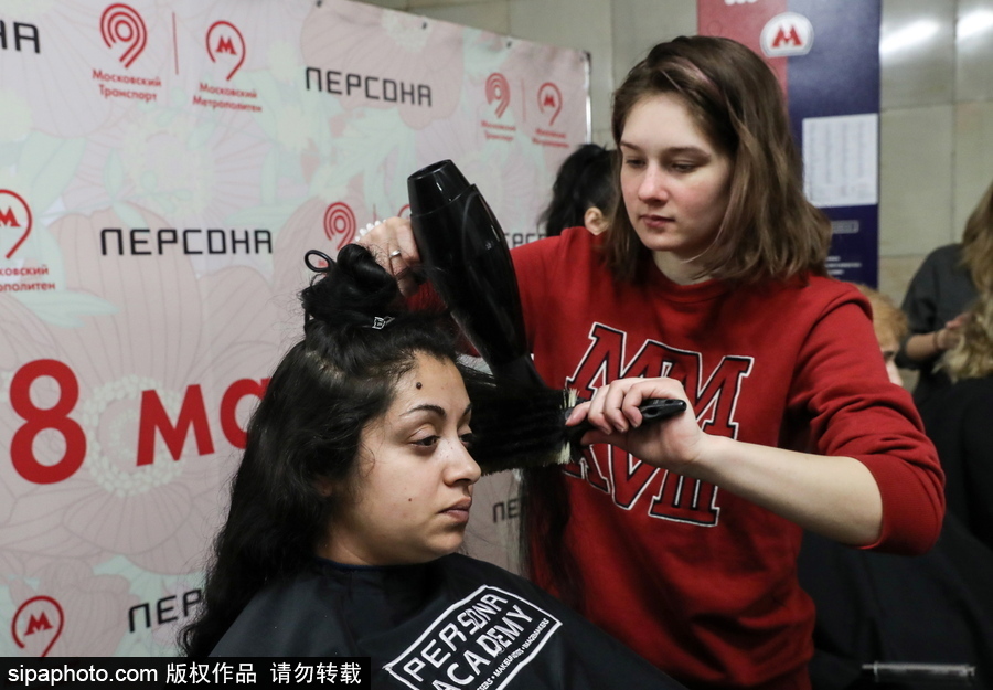 婦女節(jié)福利驚現(xiàn)地鐵站！ 戰(zhàn)斗民族車站為女性美發(fā)造型