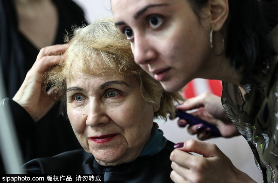 婦女節(jié)福利驚現(xiàn)地鐵站！ 戰(zhàn)斗民族車站為女性美發(fā)造型
