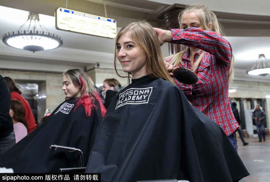 婦女節(jié)福利驚現(xiàn)地鐵站！ 戰(zhàn)斗民族車站為女性美發(fā)造型