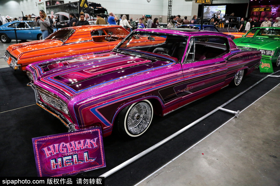 美國洛杉磯舉行經(jīng)典車展 匯聚各式老爺車復(fù)古懷舊