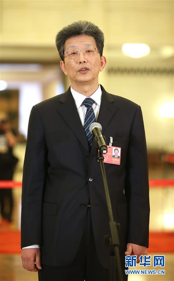 全國(guó)人大代表接受采訪