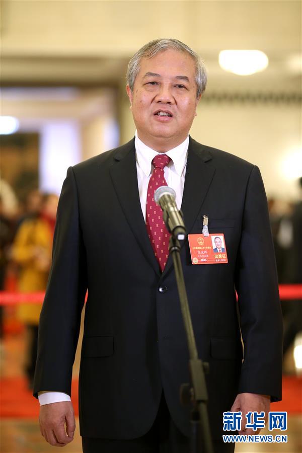 全國(guó)人大代表接受采訪
