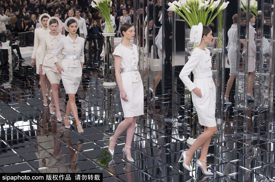 炫酷！比衣服更夢(mèng)幻的是香奈兒的秀場(chǎng)布景