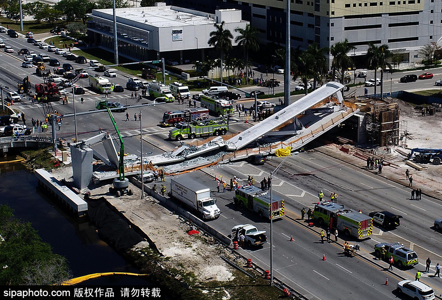 美國(guó)佛羅里達(dá)州一過(guò)街天橋坍塌 致多人死傷多輛汽車(chē)被壓