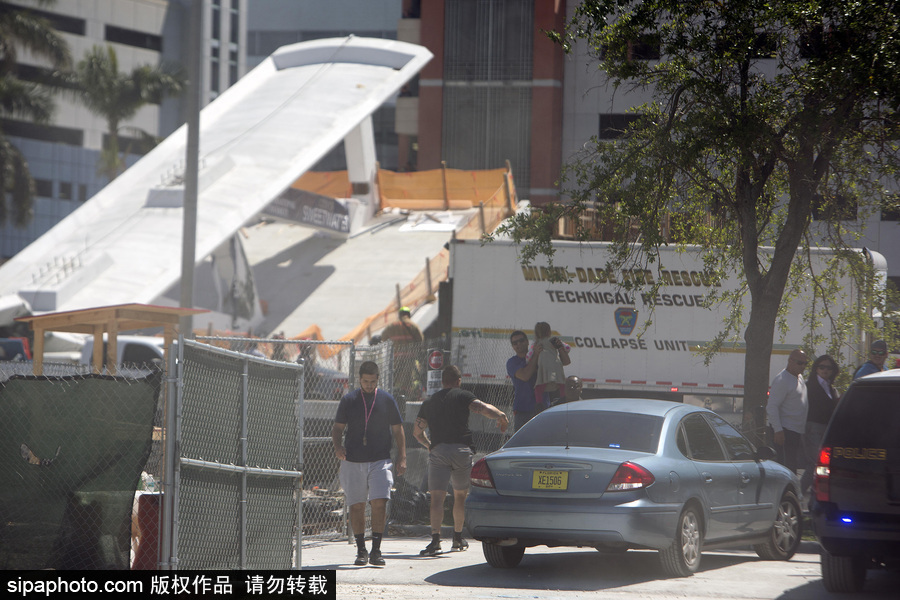 美國佛羅里達(dá)州一過街天橋坍塌 致多人死傷多輛汽車被壓