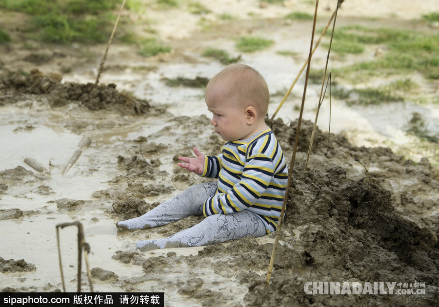 熊孩子的泥巴大戰(zhàn) 新西蘭兒童變“泥娃”