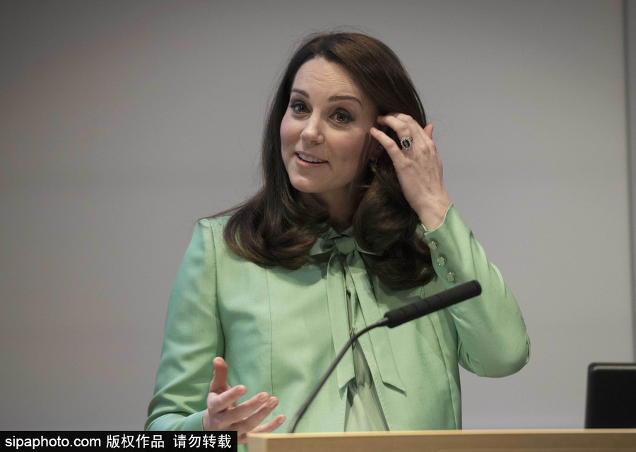 凱特王妃挺孕肚出席研討會(huì) 笑容甜美氣質(zhì)優(yōu)雅