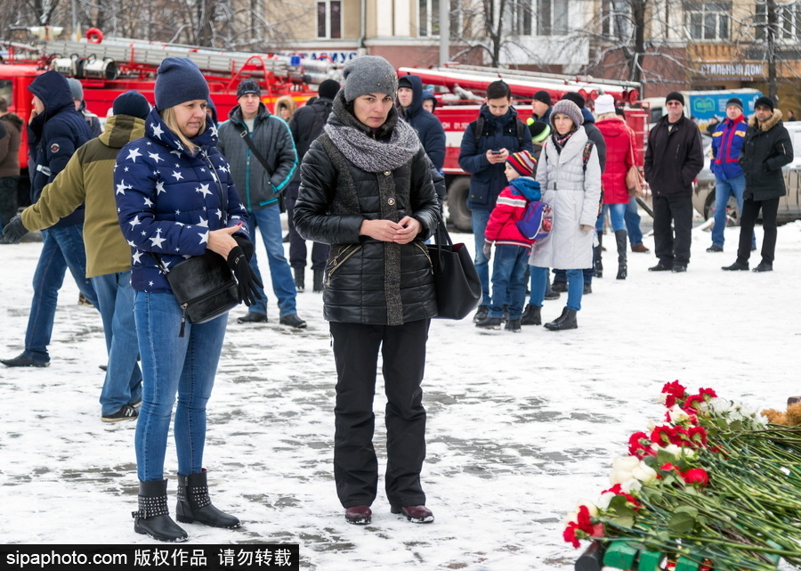 俄羅斯購物中心大火已致53人死亡 民眾街頭獻(xiàn)花悼念遇難者