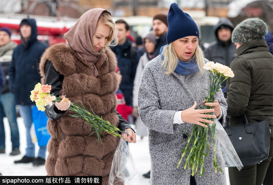 俄羅斯購(gòu)物中心大火已致53人死亡 民眾街頭獻(xiàn)花悼念遇難者