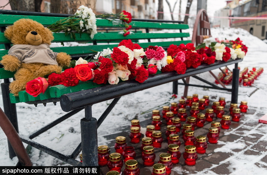 俄羅斯購物中心大火已致53人死亡 民眾街頭獻(xiàn)花悼念遇難者