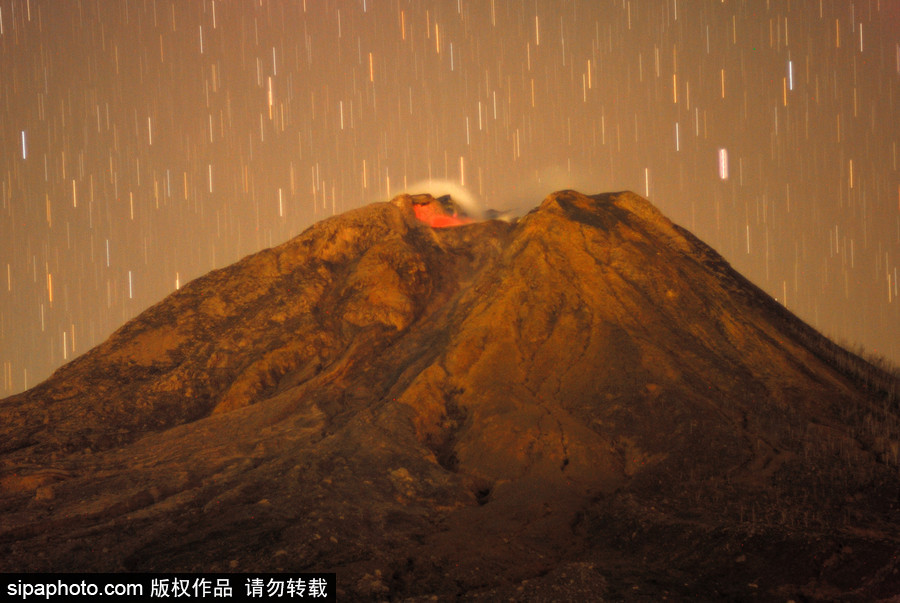 印尼錫納朋火山暫時趨于平緩 農(nóng)民菜田淡定勞作