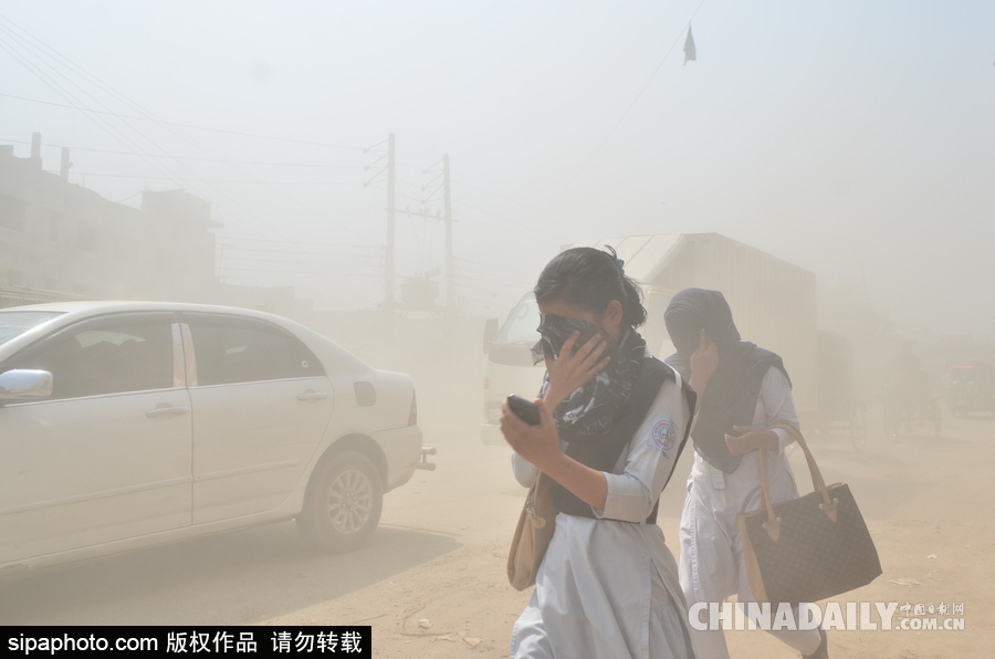 呼吸困難！孟加拉國達(dá)卡街頭塵土飛揚粉塵污染嚴(yán)重