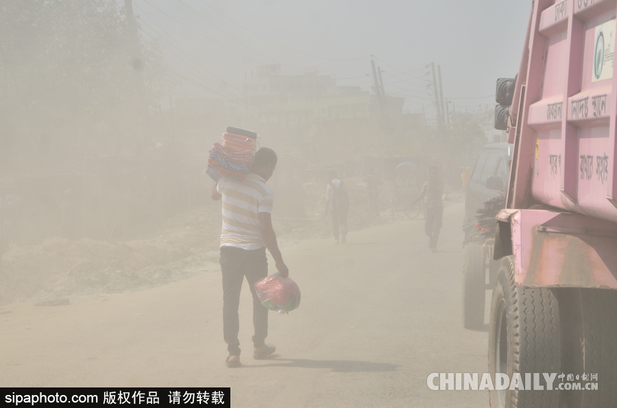 呼吸困難！孟加拉國(guó)達(dá)卡街頭塵土飛揚(yáng)粉塵污染嚴(yán)重