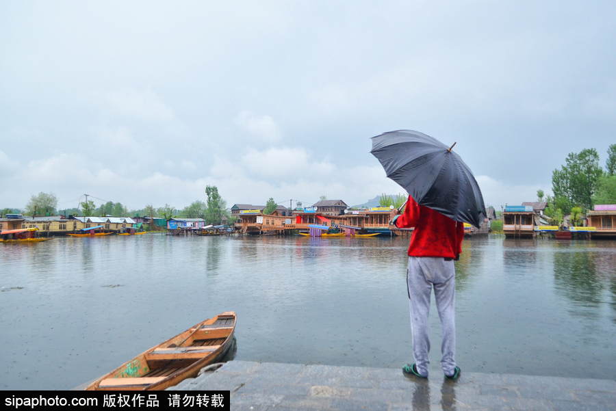 恍若置身江南煙雨中！印度漁民雨中泛舟詩意綿綿
