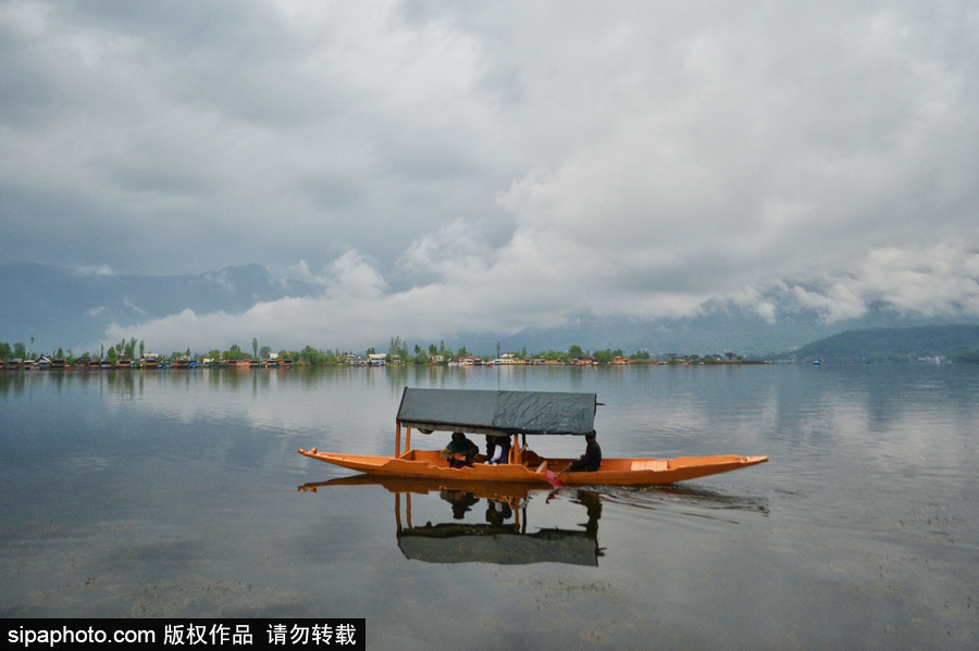 恍若置身江南煙雨中！印度漁民雨中泛舟詩(shī)意綿綿