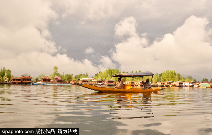 恍若置身江南煙雨中！印度漁民雨中泛舟詩意綿綿