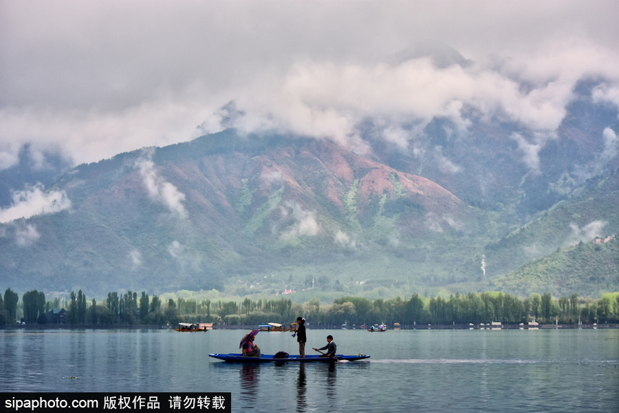 恍若置身江南煙雨中！印度漁民雨中泛舟詩(shī)意綿綿