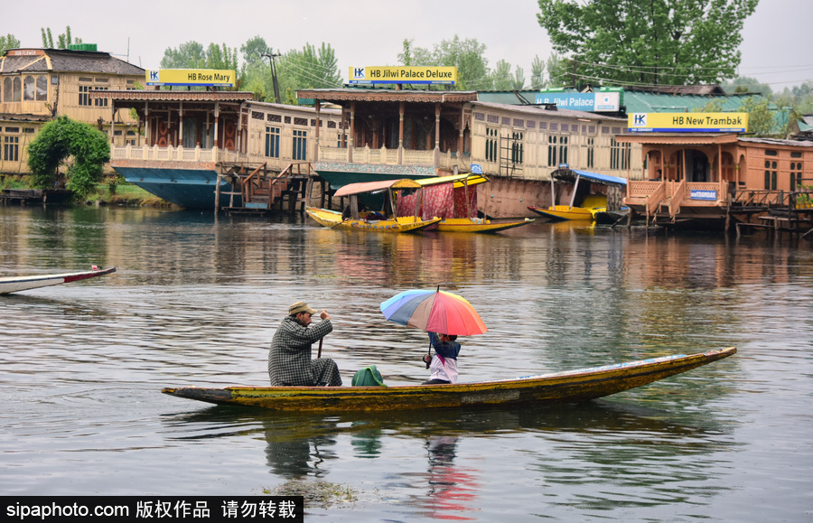 恍若置身江南煙雨中！印度漁民雨中泛舟詩意綿綿
