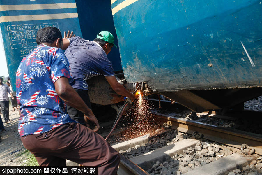孟加拉國(guó)達(dá)卡郊區(qū)一輛火車(chē)脫軌 列車(chē)扭曲成“S”形