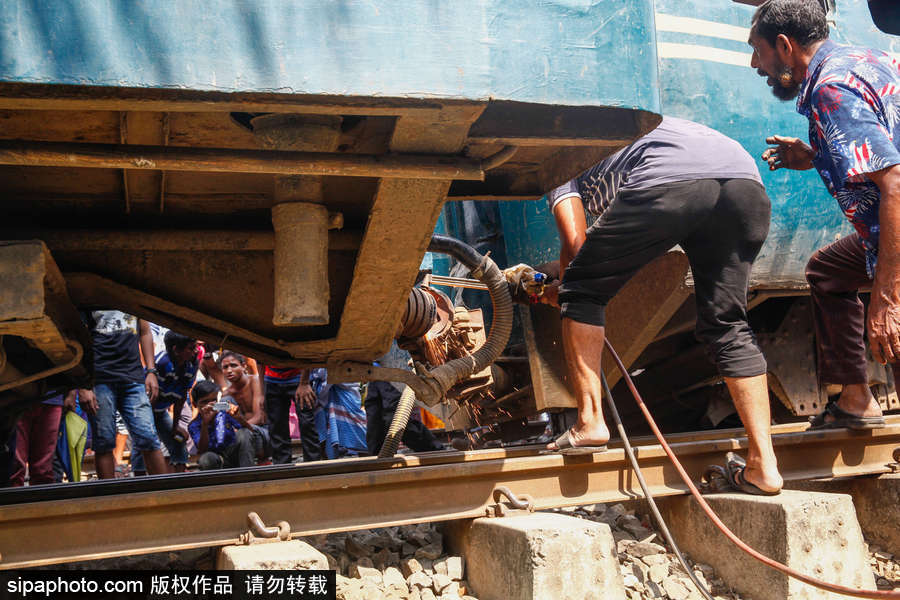 孟加拉國(guó)達(dá)卡郊區(qū)一輛火車脫軌 列車扭曲成“S”形